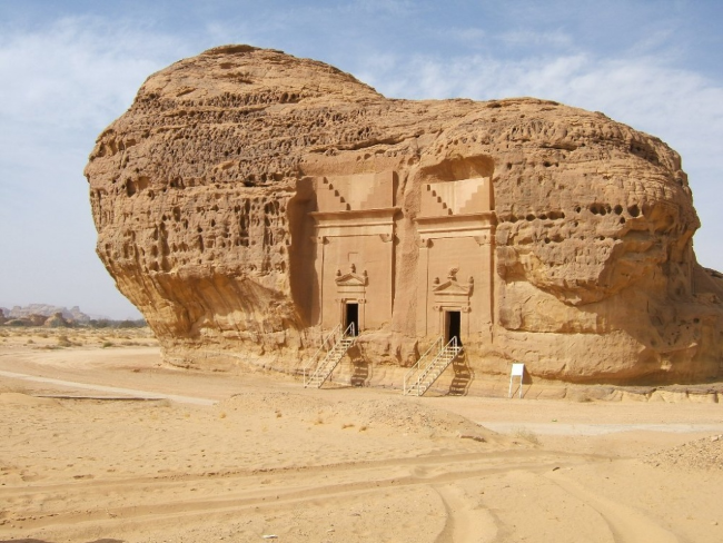  Дом в камне. Мадаин-Салих — место раскопок, расположенное в области Эль-Мадина в Саудовской Аравии.  