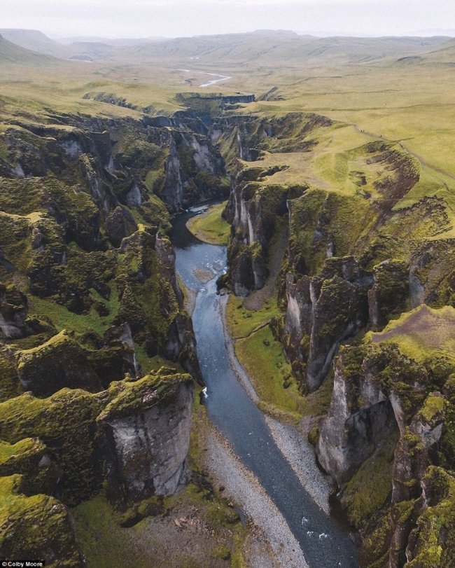  Каньон Fjaðrárgljúfur в Исландии. Автор: @colbyshootspeople.