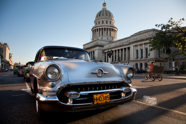 Ретро-автомобиль на фоне здания бывшего парламента Кубы (Капитолия).