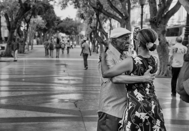Куба — страна зажигательных танцев и мелодий. Танцевать можно везде и в любом возрасте. Главное — делать это с удовольствием и огоньком.  Источник: http://www.adme.ru/svoboda-puteshestviya/hochu-na-ku
