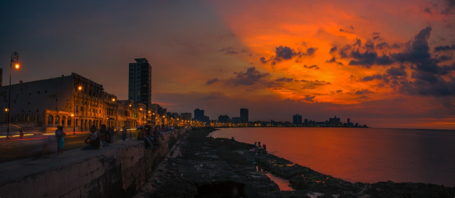 Гаванская набережная Малекон — самое популярное место в городе для вечерних прогулок. 
