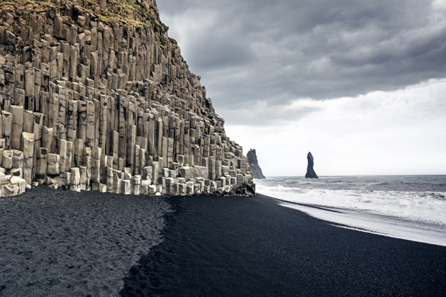 Исландия — одно из немногих мест в мире, где можно побродить по настоящим черным пляжам   