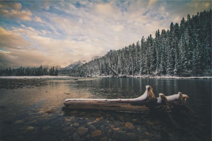   Озеро в провинции Альберта, Канада.