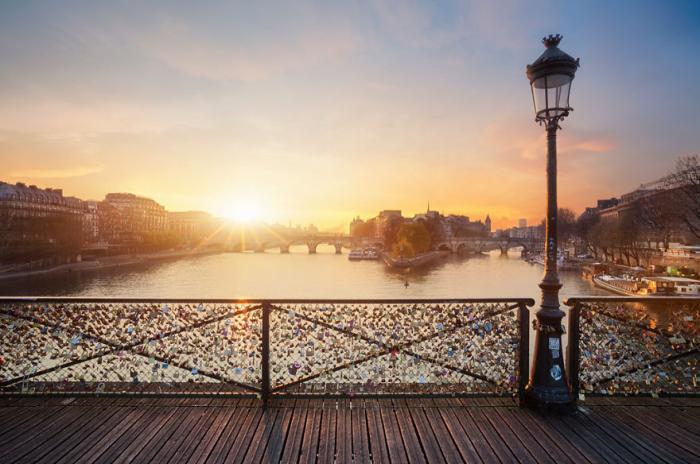 Мост искусств в Париже, Франция