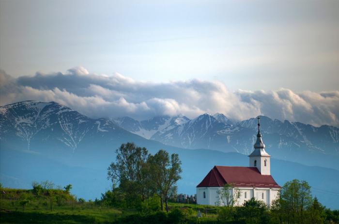  Одинокая церковь в горах