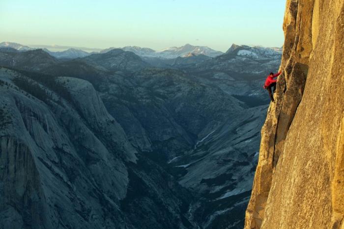 Cкалолаз Алекс Хоннольд покоряет гору Йосемити без страховки, США