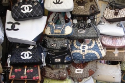 Полиция Италии штрафует покупателей поддельных товаров