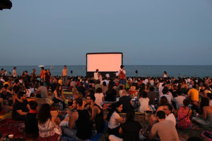 Бесплатный кинотеатр открылся на пляже Барселоны