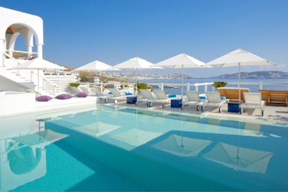 Богатые туристы съезжаются в Грецию
