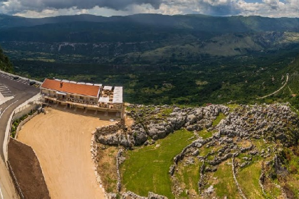 Отель на обрыве открылся в Черногории    