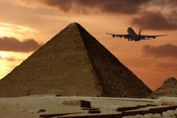 В Каире взорвали бомбу по дороге к пирамидам