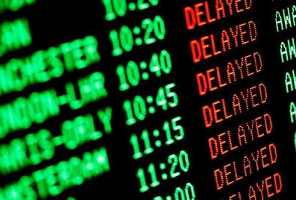 Задержки и отмены рейсов в ОАЭ продолжаются