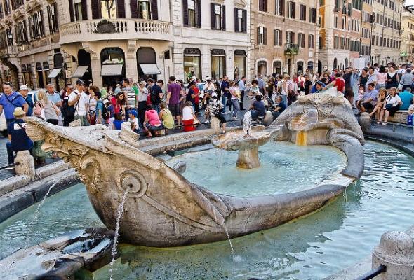 Туристов в Риме оштрафовали на 900 евро