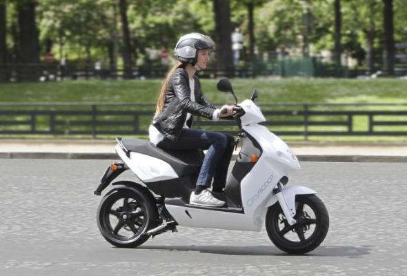 Париж предлагает туристам передвигаться на электроскутерах