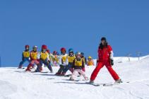 На австрийских курортах бесплатно обучат детей катанию на горных лыжах