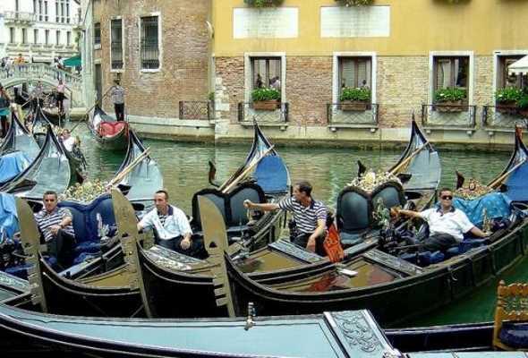 Венеция "задыхается" от водного транспорта