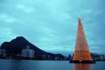 В Рио возводят самую большую в мире плавучую рождественскую елку