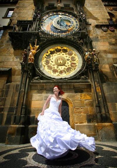 Невеста на фоне Староместской Ратуши и ее мистических часов