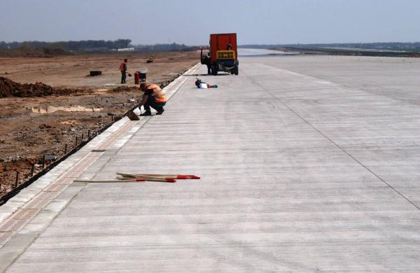 Строительство взлетно-посадочной полосы в аэропорту Донецка