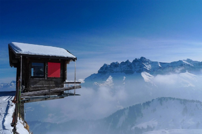  Хижина висит на краю скалы в Альпах, Швейцария