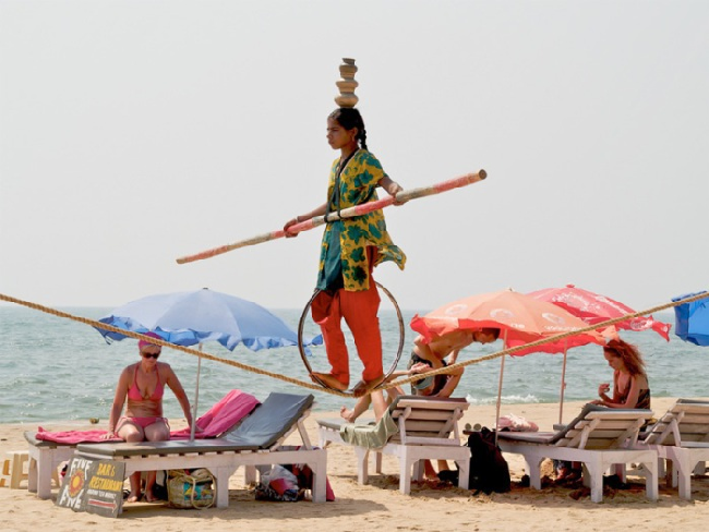  Выступление маленькой индуски на пляже Анджуна