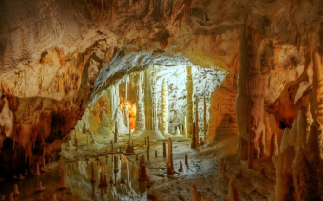 Карстовые пещеры в природном парке Гола делла Росса и Фразасси