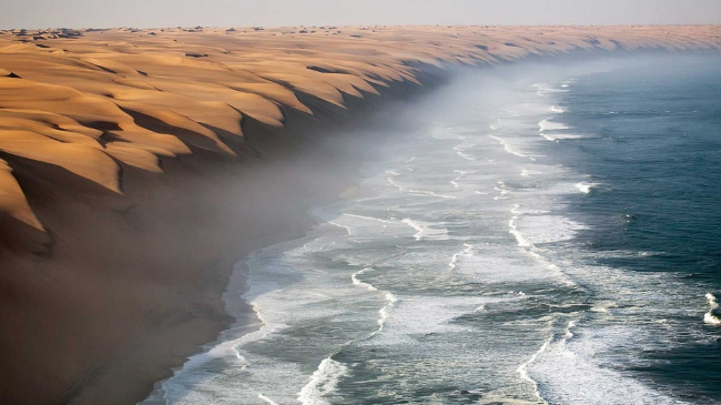  Пустыня Намиб встречается с Атлантическим океаном