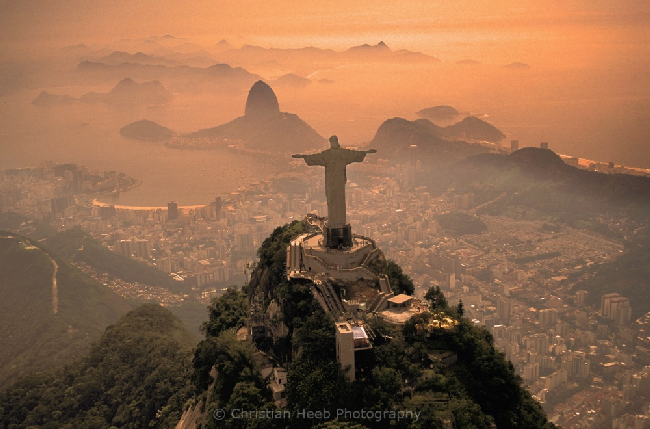  Статуя Христа-Искупителя в Рио-де-Жанейро