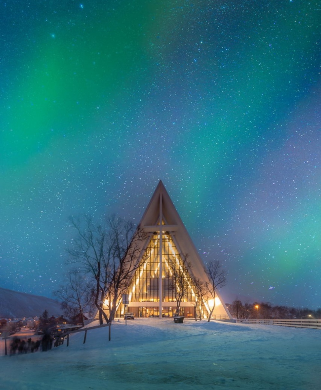  Арктический собор в норвежском городе Тромсё.