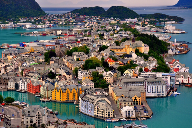  Город Олесунн на западном побережье Норвегии.