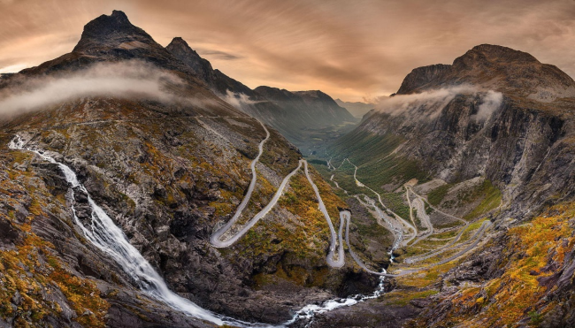  Лестница троллей — национальная туристическая дорога, протянувшая среди горных вершин в норвежском регионе Вестланн.  