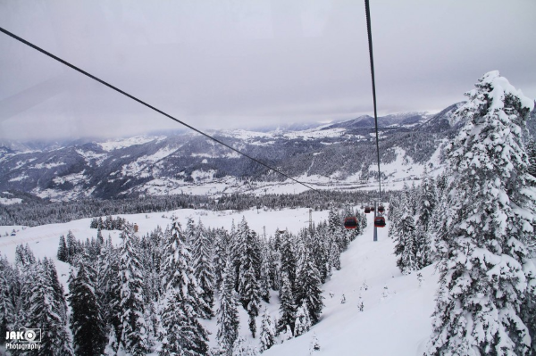  2 канатки разного типа поднимают туристов на высоту 2366м, откуда они могут скатится по 4,5км лыжной трассе.