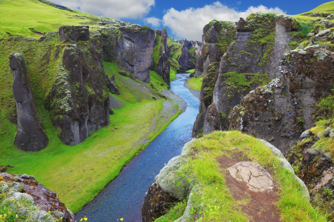Исландский большой каньон глубиной около 100 м — одно из самых красивых мест на планете  