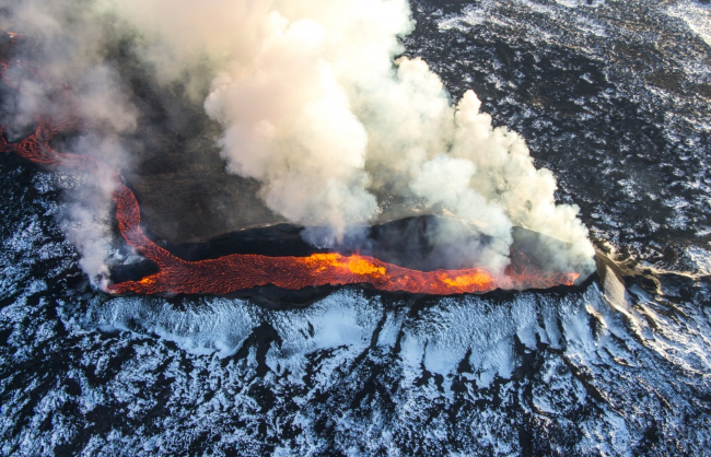 Некоторые вулканы Исландии, как, например, знаменитый Эйяфьядлайёкюдль, не желают спать и считаются действующими. А вот Баурдарбунга извергался совсем недавно — в 2014 году