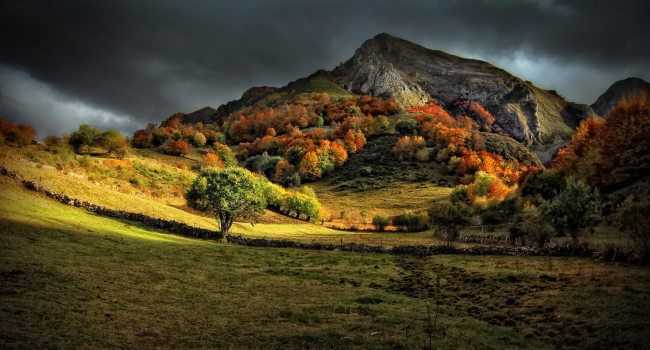 Грозовые тучи нависли над горой, Астурия, Испания
