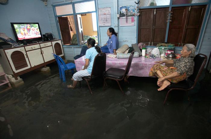 Тайцы в затопленном доме