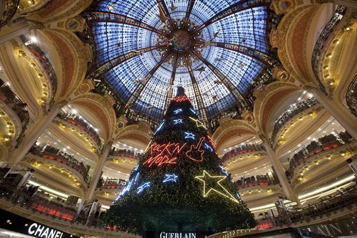 Гигантская рождественская елка в центре известного парижского универмага «Галерея Лафайет» (Galerie Lafayette).
