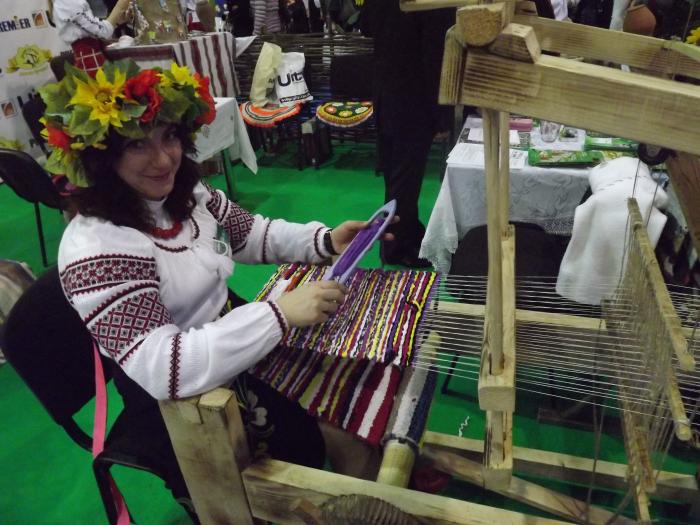 Настоящий украинский ткацкий станок и мастер на выставке “Украина – путешествия и туризм” UITT-2012 