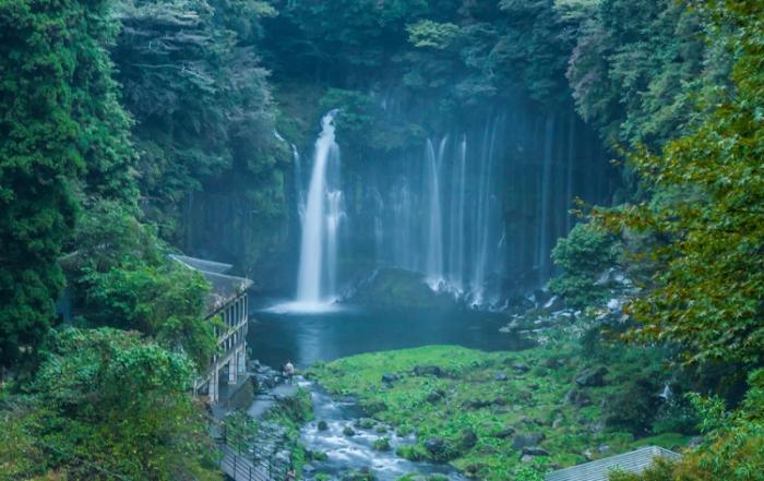 Водоспад біля містечка Фудзіномія