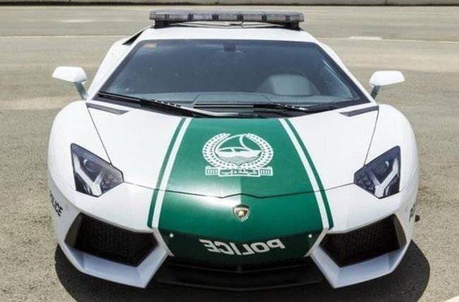Обычная полицейская машина в Дубай