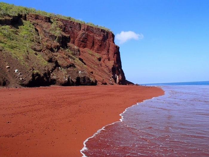 Красный пляж Рабида на Галапагоссе
