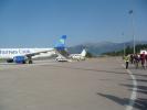 маленький аэропорт города Тиват - передвижение пешком