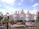 Отель Disneyland 4*, выстроенный в пышном Викторианском стиле и расположенный в двух шагах от парка, принадлежит корпорации Disney, Франция.
