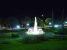 Вечерняя съёмка фонтана, находящегося рядом с памятником принцессе Елизавете Баварской (Сисси).