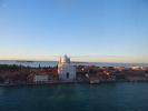 Спокойное море и шикарные пейзажи ожидали гостей судна у берегов Венеции ... 