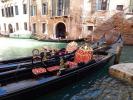 На фотографии изображено самое популярное средство передвижения по широким и узеньким улочкам  Венеции - гондолы. 
