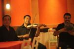 Музыканты в турецком ресторане отеля развлекали гостей