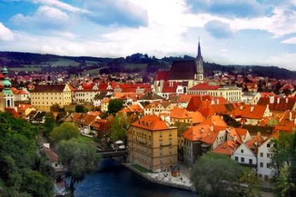 МИД Чехии без объяснения причин лишил аккредитации 9 крупных туроператоров Украины