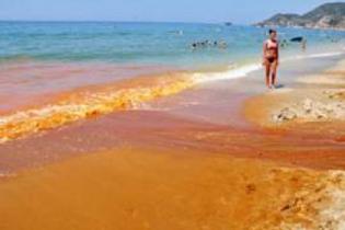 Турецкий пляж Клеопатры стал красно-оранжевым