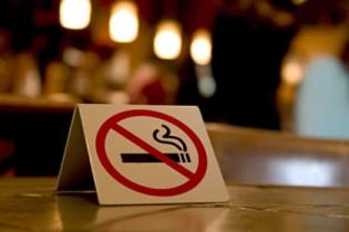 Чехия полностью запретит курение в ресторанах и кафе